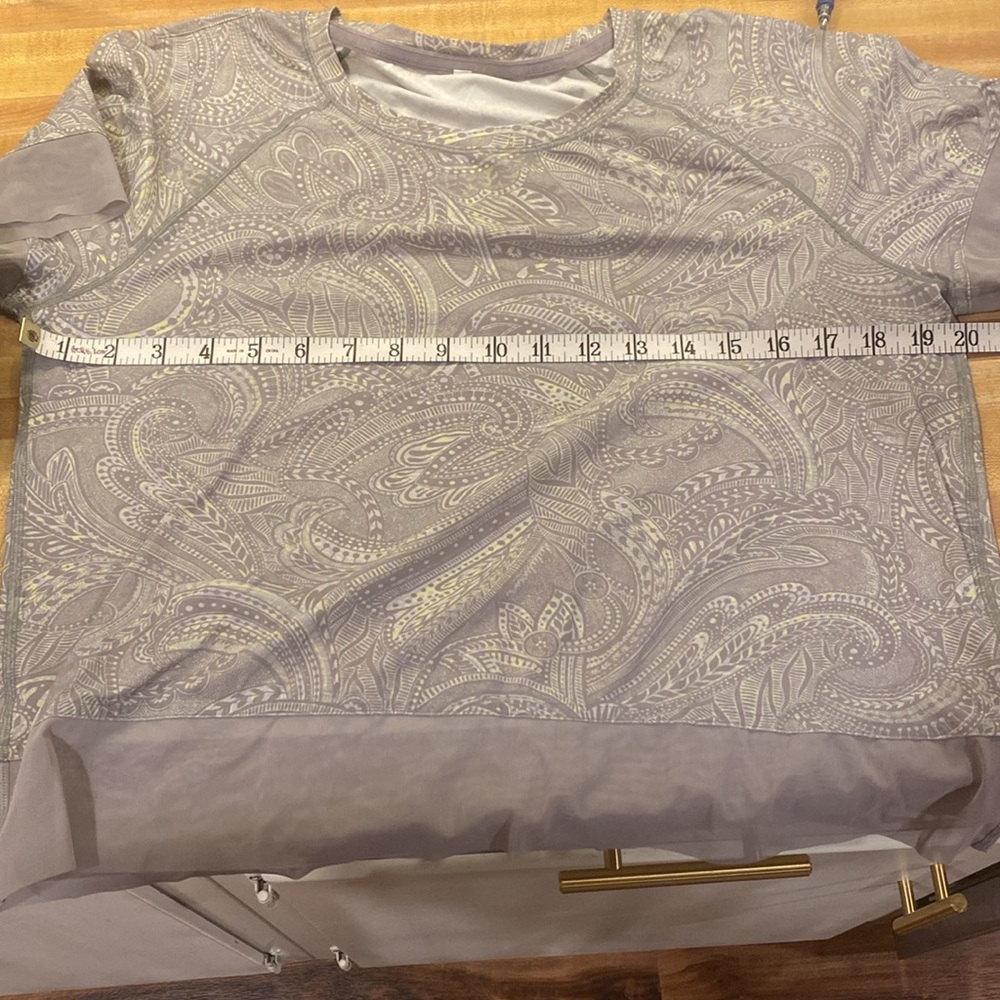 Lululemon Women's Mesh Trim Paisley Crop Top - Picture 3 of 5